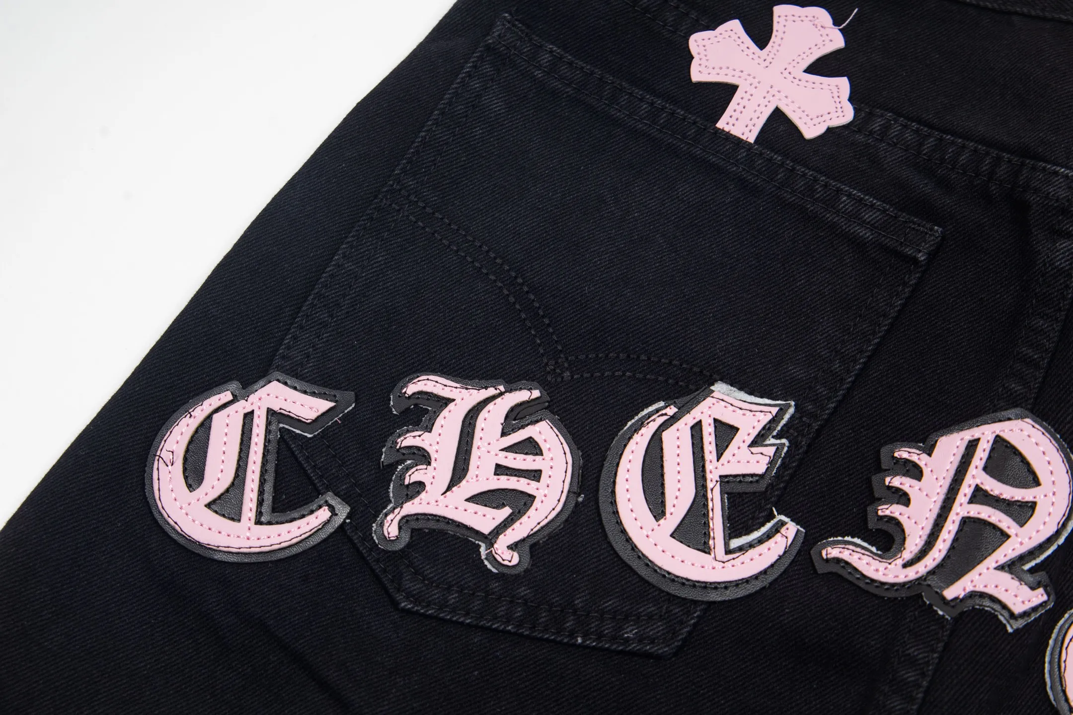 P260 Chrome Hearts Black Pants Sanskrit Black Pink Multi-Leather Jeans CH jeans need to be washed after the finished product is disassembled and then hand-stitched with sheepskin cross leather and then spliced ​​together to complete. The whole piece has too many craftsmanship to explain, patchwork cross flower embellishment, high-waisted washed jeans! ! Absolutely high-end luxury products, god-level single products and super popular products, made with top heavy industry, a must-see magic weapon. Customized hardware. The fabric is thick and soft after washing. It has good breathability. Customized small leather label. Unique design. The details are simple and elegant, and the workmanship is exquisite. The entire trousers are neatly routed and the details are in place! It’s so cool that both men and women can easily control the genderless trend! Style number: 1871# Color: black Size: 28 30 32 34